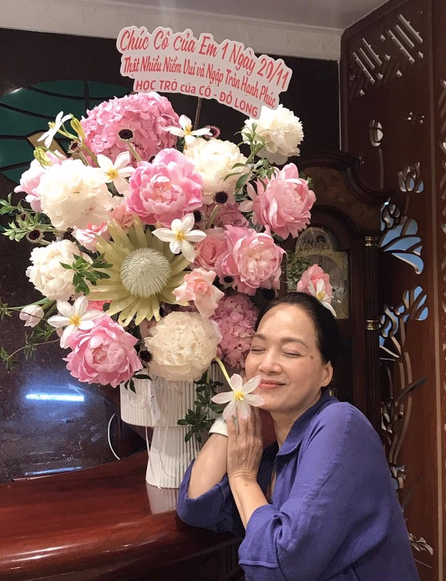 Ở tuổi hưu, ngoài công việc, chị còn tận hưởng cuộc sống bên gia đình với những niềm vui nhỏ bé như chăm sóc mẹ già, cắm hoa và đọc sách.
