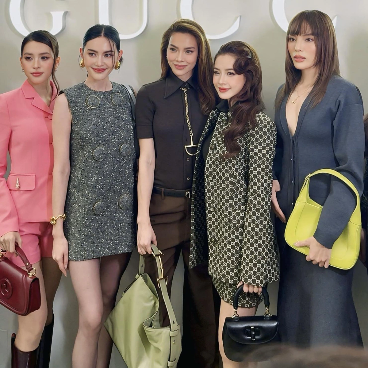 Mai Davika và Hồ Ngọc Hà gây chú ý tại khai trương cửa hàng Gucci Hoa hậu Kỳ Duyên (bìa phải) tạo điểm nhấn cho phong cách bằng thiết kế xẻ ngực sâu.