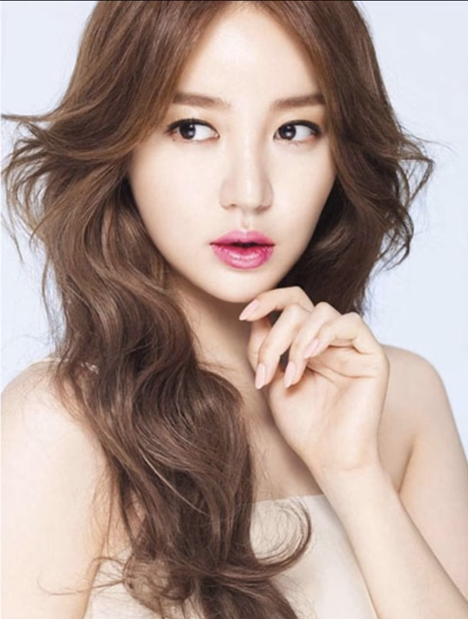 Màu son này đã tôn lên vẻ đẹp dịu dàng, ngây thơ nhưng không kém phần sang trọng của Yoon Eun Hye, khiến người xem không thể rời mắt.