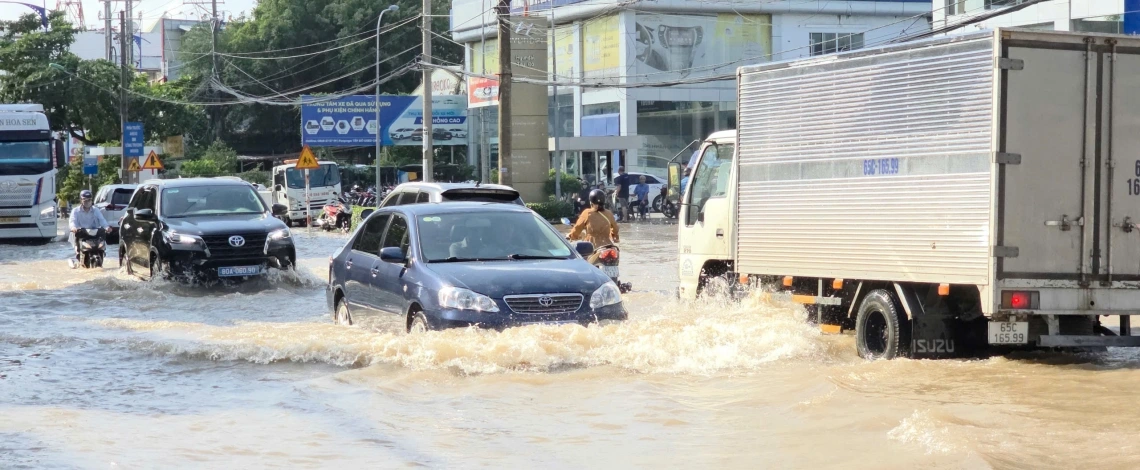 Triều cường ở Cần Thơ tiếp tục vượt mức báo động 3, gây khó khăn cho người dân
