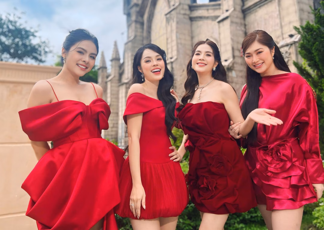 Dương Cẩm Lynh (thứ hai từ trái qua) hội ngộ ba đồng nghiệp thân thiết ở buổi chụp ảnh, ghi hình chuẩn bị cho chương trình âm nhạc 'Bước chân hai thế hệ' mừng Giáng sinh 2025.