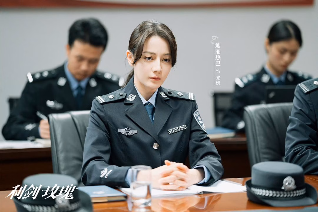 Địch Lệ Nhiệt Ba gây tiếc nuối trong phim Lợi Kiếm Hoa Hồng Địch Lệ Nhiệt Ba gây tranh cãi khi tái xuất, rating Lợi Kiếm Hoa Hồng lao dốc - Ảnh 4