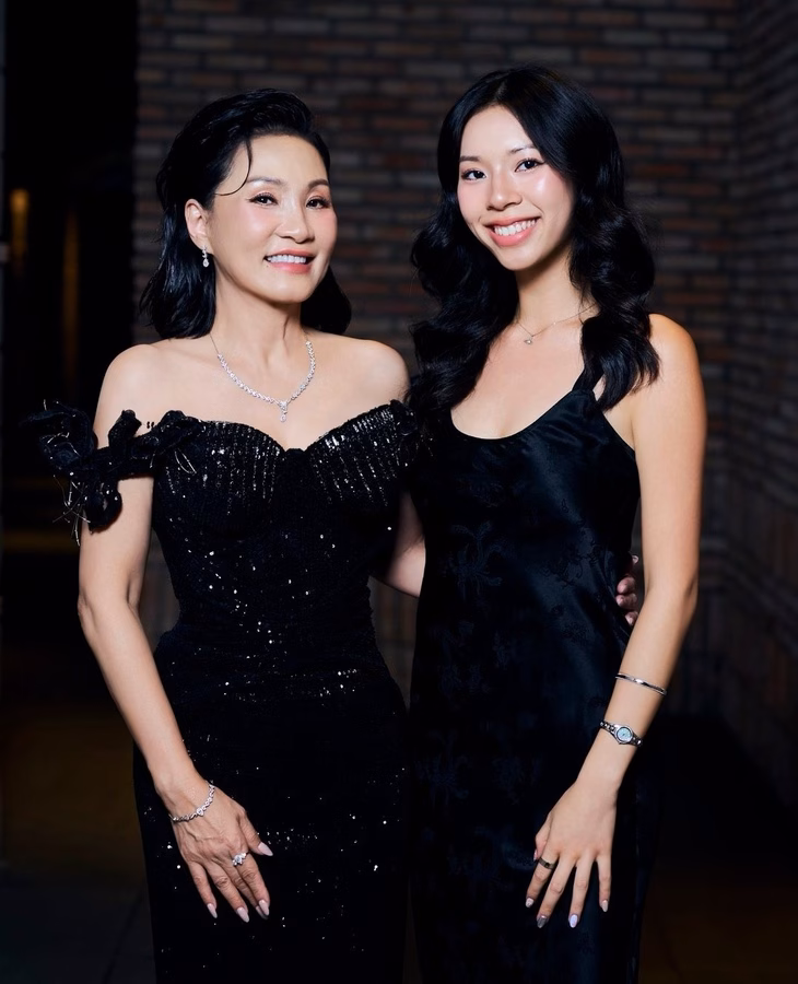 Hồng Đào được con gái út Sophia Minh Châu (Tí Tẹo) về Việt Nam ủng hộ mẹ ra mắt phim - Ảnh: ĐPCC