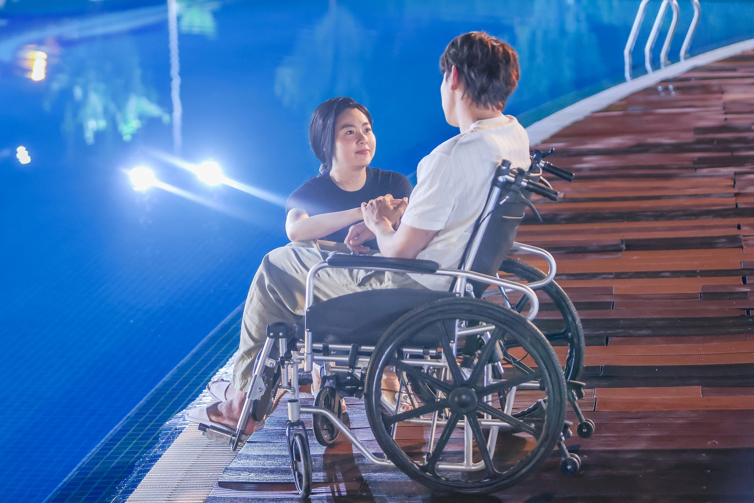 Lê Khánh và Thuận Nguyễn vào vai chị em trong phim của đạo diễn Vũ Thành Vinh