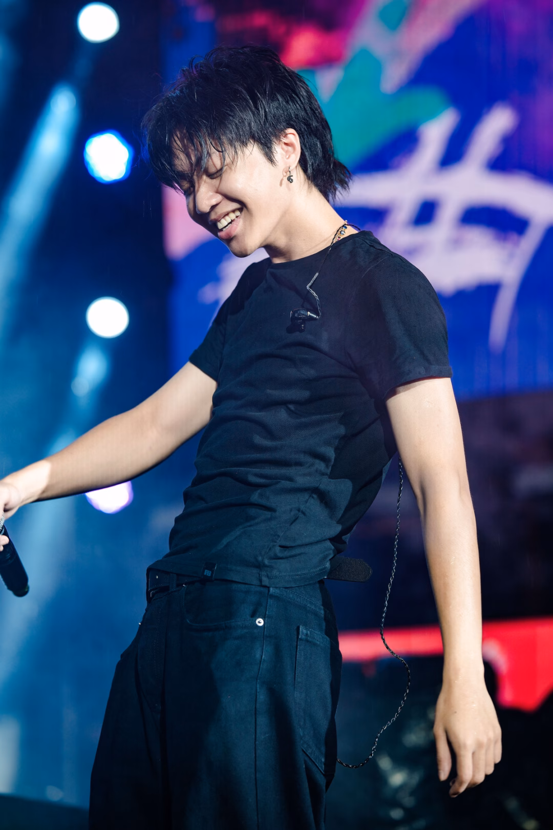 Rapper 24 tuổi biểu diễn máu lửa, cởi phăng áo khoác da để hòa mình vào đêm nhạc sôi động.
