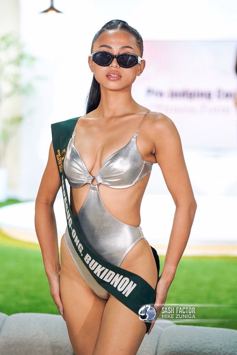 Thí sinh mặc bikini hoặc áo tắm một mảnh, khoe vẻ khỏe khoắn, quyến rũ.