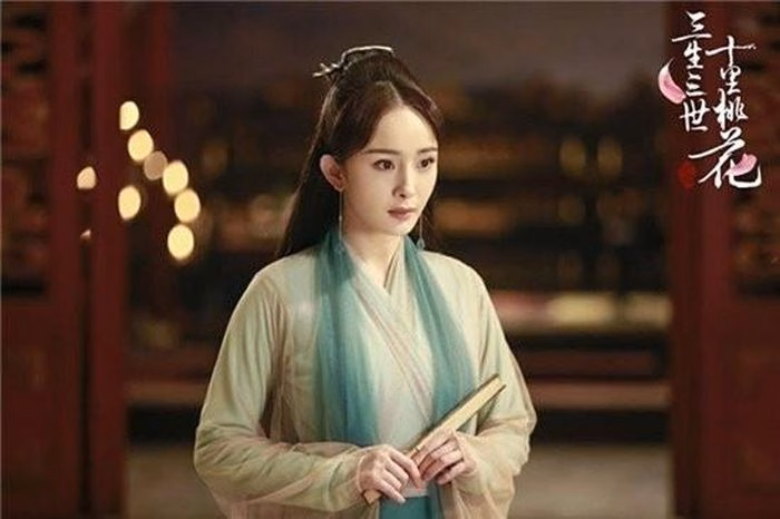 Bạch Thiển trong trang phục ho&agrave;ng gia