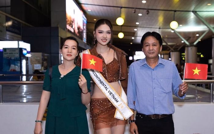 Bố mẹ Thu Ng&acirc;n cổ vũ