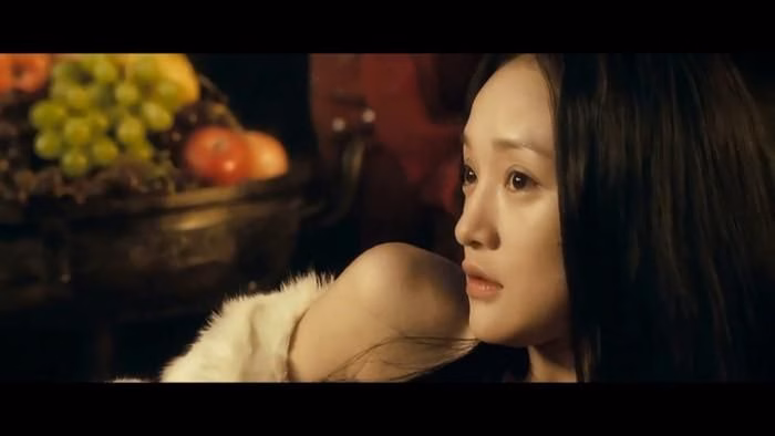 Cảnh Tiểu Duy ngửi m&ugrave;i người trong Họa B&igrave;