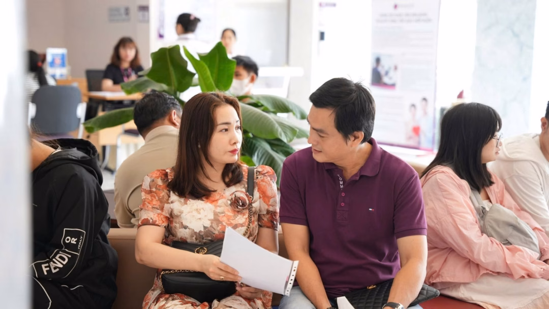 Cao Minh Đạt và Trúc Phương chụp ảnh gia đình Cao Minh Đạt và vợ Trúc Phương trong buổi chụp ảnh gia đình