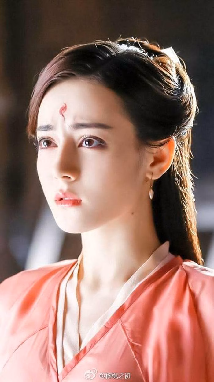 Địch Lệ Nhiệt Ba trong vai Phượng Cửu &ndash; hồ ly trẻ trung