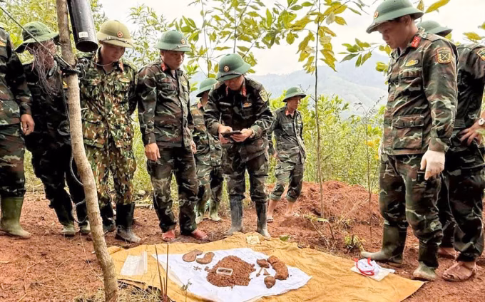 Lực lượng t&igrave;m kiếm cất bốc h&agrave;i cốt liệt sĩ tại Đakr&ocirc;ng