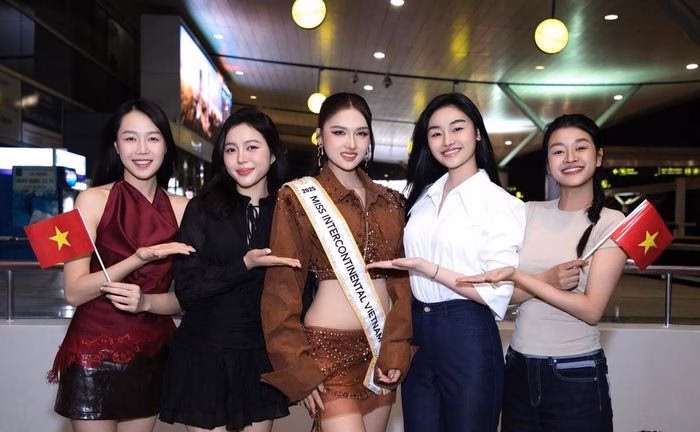 C&aacute;c đồng nghiệp tiễn Thu Ng&acirc;n