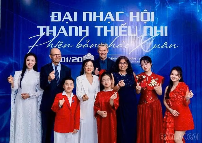 Đo&agrave;n học sinh L&agrave;o Cai chụp ảnh lưu niệm c&ugrave;ng kh&aacute;ch mời