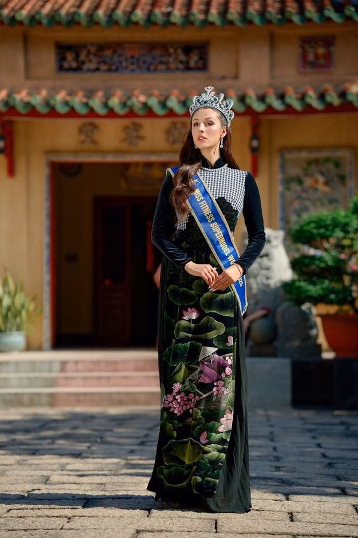 Mildred Rincon trong &aacute;o d&agrave;i Việt Nam tại TP.HCM