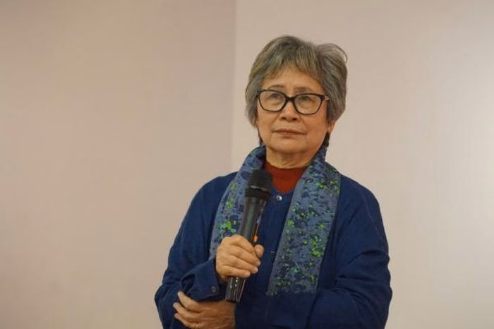 Tranh sơn m&agrave;i tĩnh vật của Nguyễn Thị Quế, kết hợp hoa truyền thống v&agrave; b&igrave;nh gốm cổ