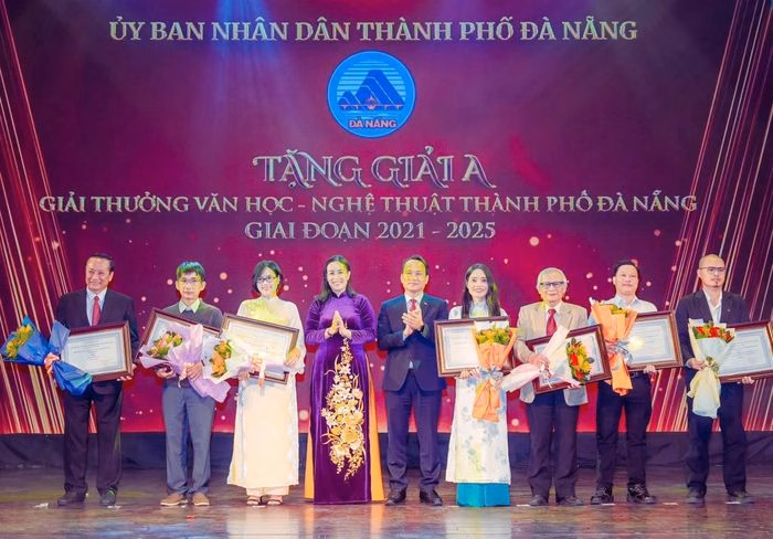 Ph&oacute; B&iacute; thư Thường trực Th&agrave;nh ủy Nguyễn Đ&igrave;nh Vĩnh v&agrave; Ph&oacute; Chủ tịch UBND th&agrave;nh phố trao giải A