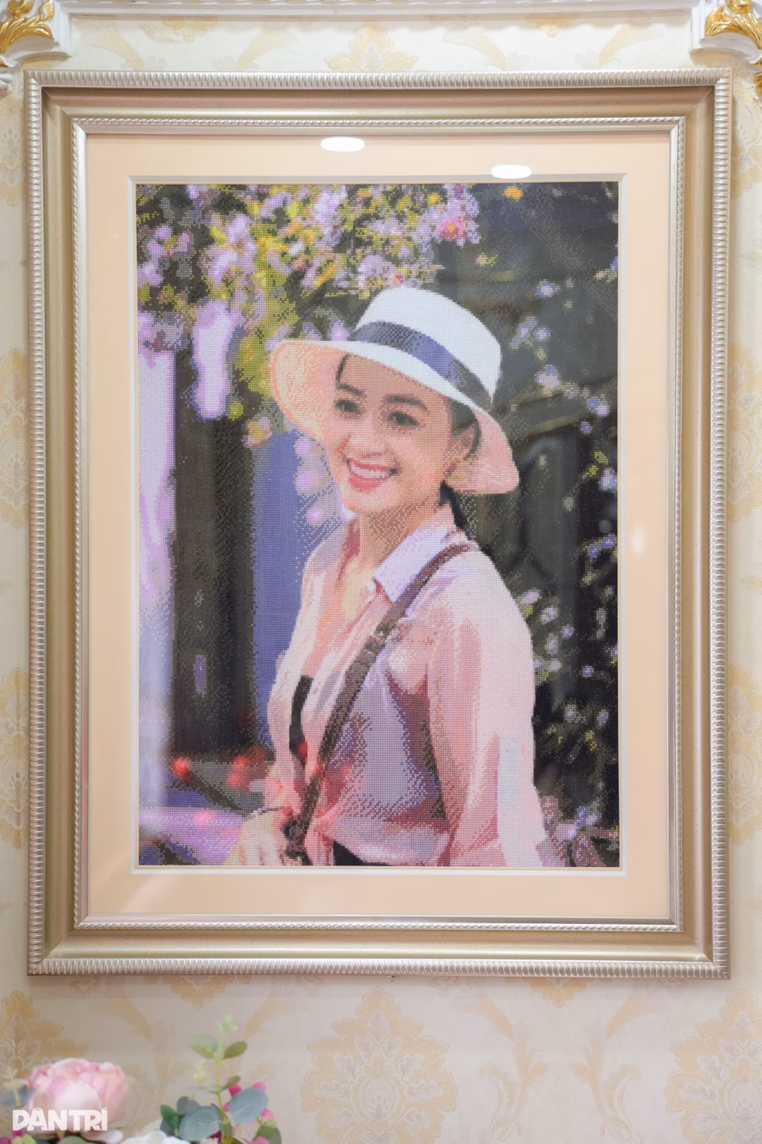 Tranh th&ecirc;u tay từ người h&acirc;m mộ tặng NSƯT Linh Huệ