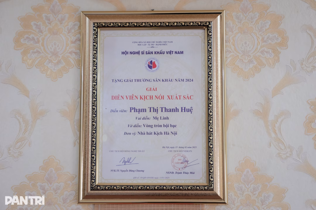 Bằng khen Diễn vi&ecirc;n kịch n&oacute;i xuất sắc của NSƯT Linh Huệ