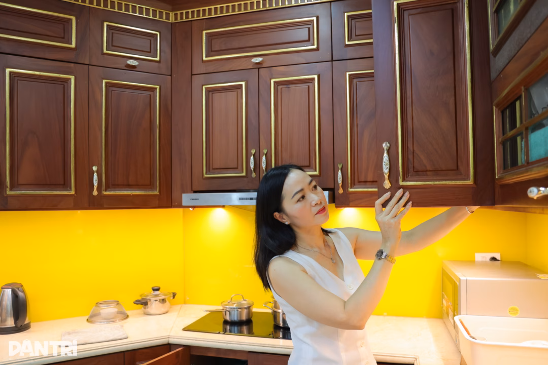 Căn bếp gọn g&agrave;ng của NSƯT Linh Huệ