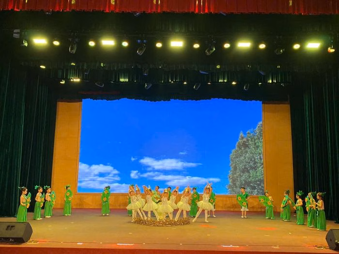 C&aacute;c em học sinh mầm non biểu diễn tại Li&ecirc;n hoan T&agrave;i năng B&eacute; thơ