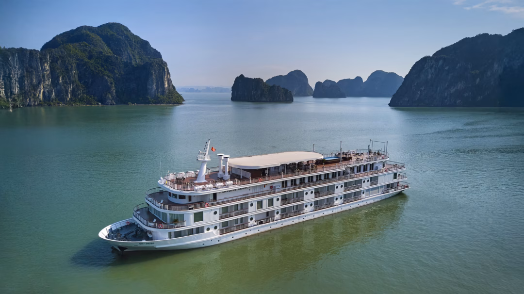 Du kh&aacute;ch trải nghiệm tour du thuyền cao cấp tại vịnh Hạ Long