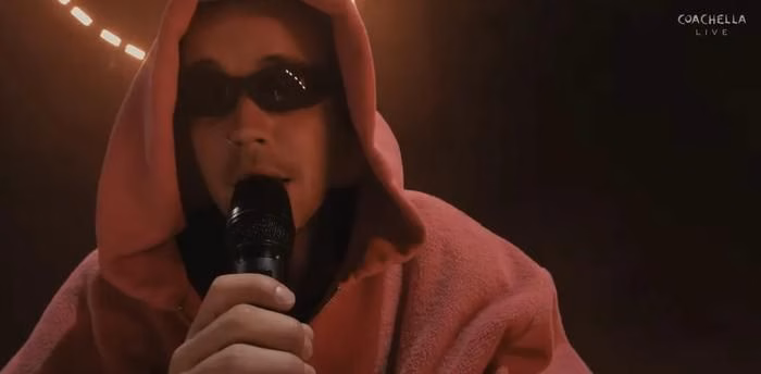 Justin Bieber biểu diễn tại Coachella với phong c&aacute;ch tối giản