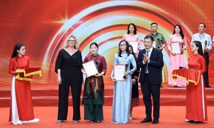 Nh&oacute;m t&aacute;c giả nhận giải Đồng với t&aacute;c phẩm về Tranh Đ&ocirc;ng Hồ