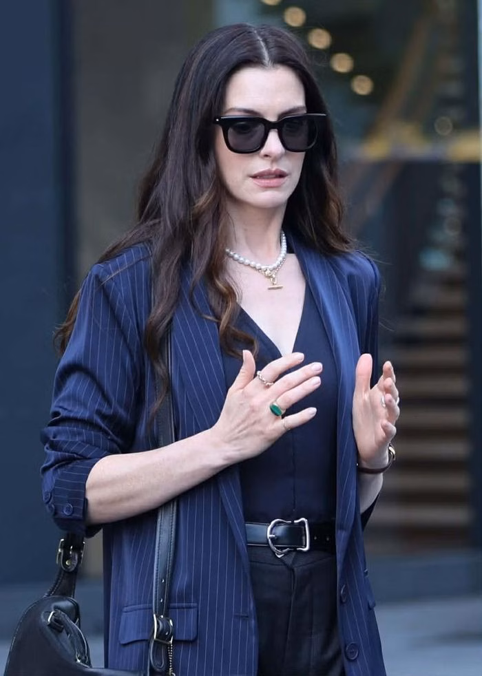 Phối vest với &aacute;o cổ tim v&agrave; ngọc trai