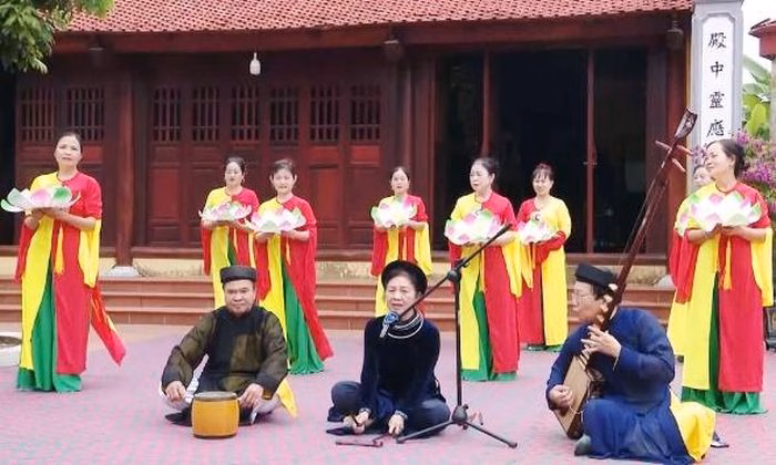 C&aacute;c nghệ nh&acirc;n đang sinh hoạt tại C&acirc;u lạc bộ Ca tr&ugrave; phường Cảnh Thụy