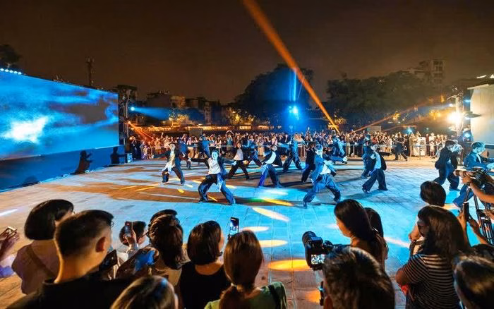 T&aacute;c phẩm vũ đạo Nước trong chiến dịch Nhấn kết nối - Bật thay đổi