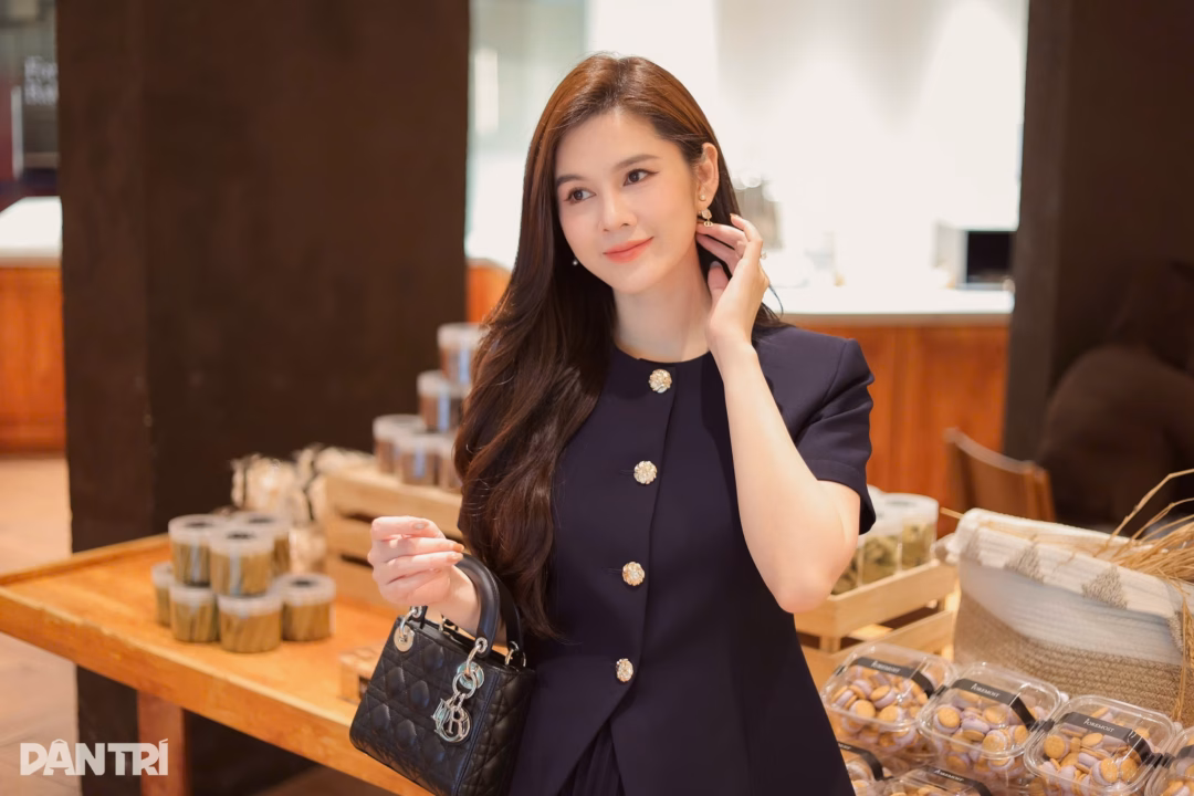 Phong c&aacute;ch thời trang sang trọng của diễn vi&ecirc;n Vũ Thu Ho&agrave;i